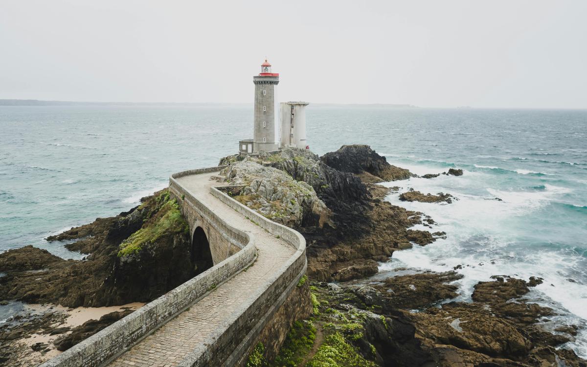 Guide des phares emblématiques de Bretagne : architecture, légendes et accès au public