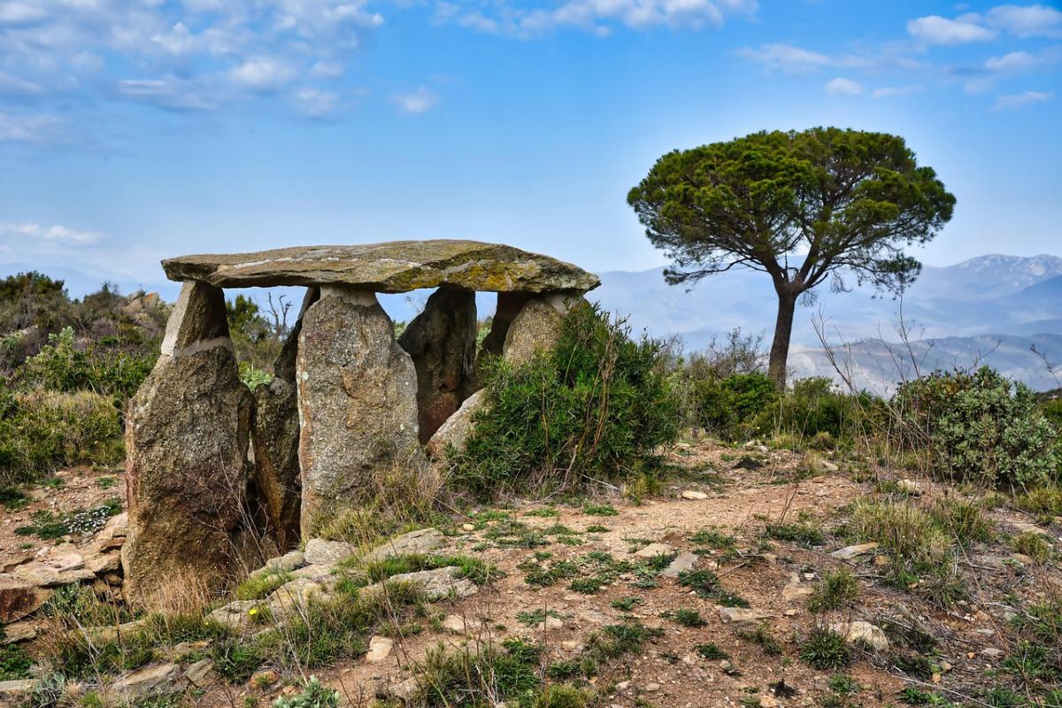 La route des dolmens et menhirs : un circuit mégalithique à travers les départements bretons