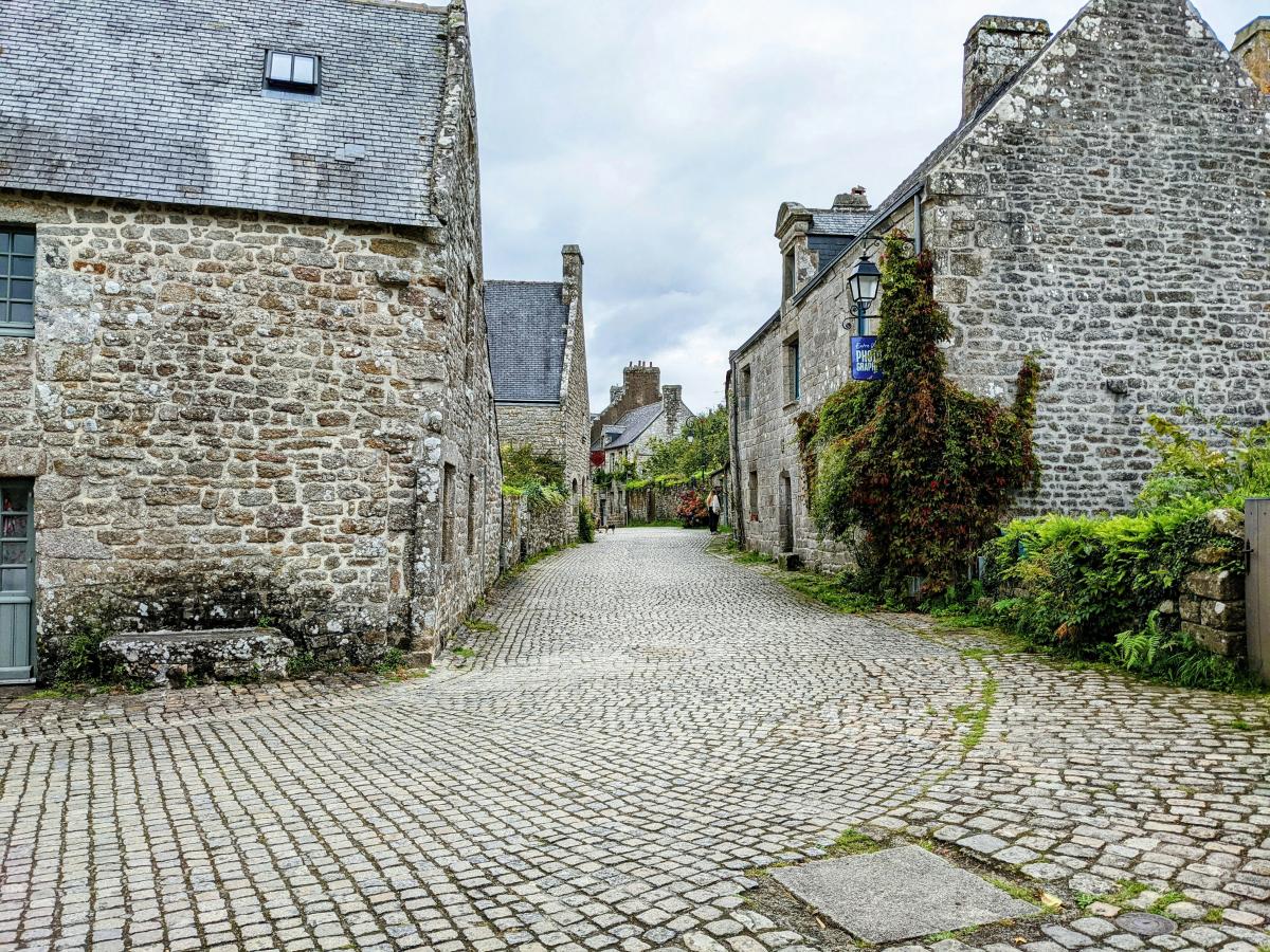 Locronan : pourquoi ce village classé séduit autant les visiteurs ?